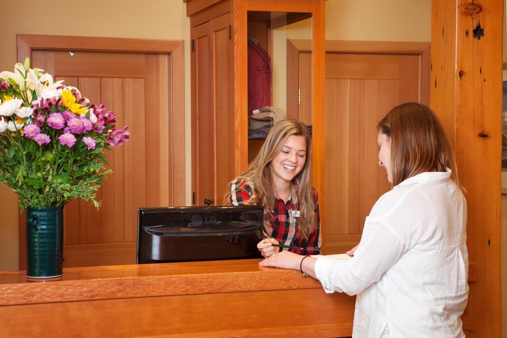 Cathedral Mountain Lodge Филд Экстерьер фото
