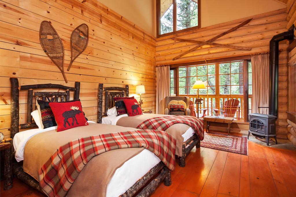 Cathedral Mountain Lodge Филд Экстерьер фото