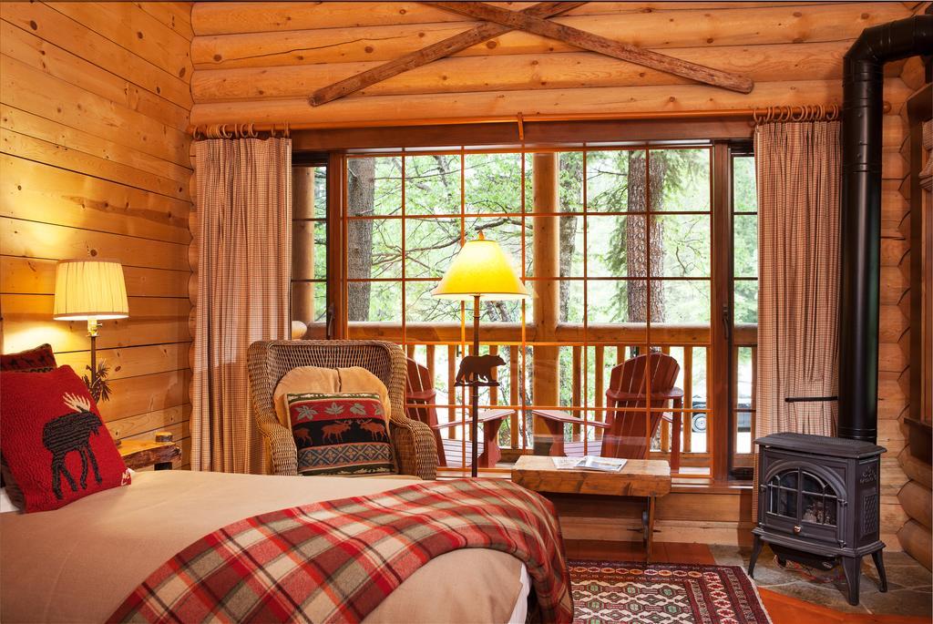 Cathedral Mountain Lodge Филд Экстерьер фото