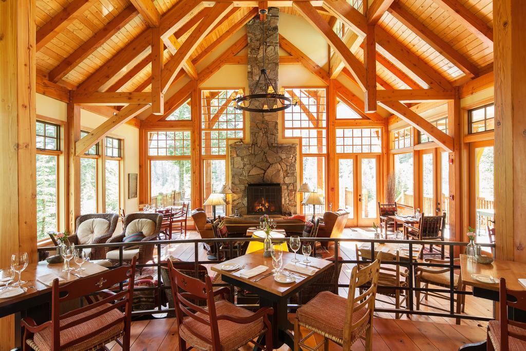 Cathedral Mountain Lodge Филд Экстерьер фото
